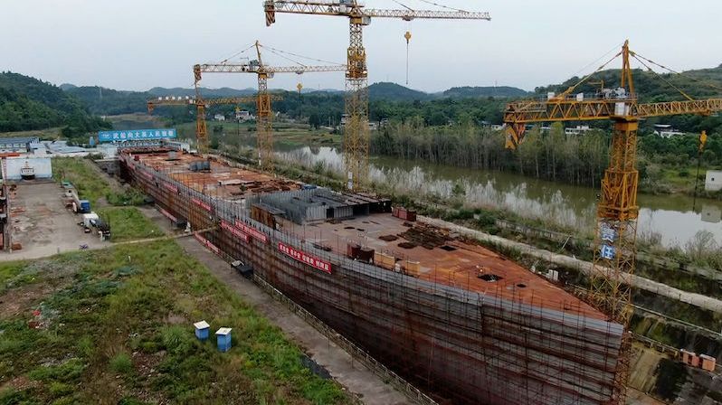 V Číně staví repliku Titaniku. Dílo zachytila kamera dronu